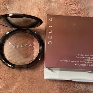 BNIB Becca Gradient Sunlit Bronzer